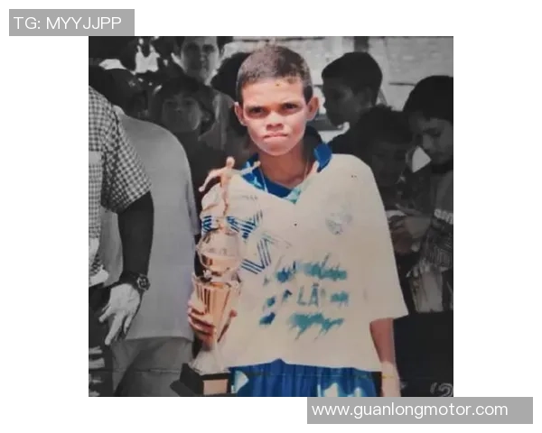 从稚嫩少年到绿茵传奇 足球巨星的成长之路与小时候的模样