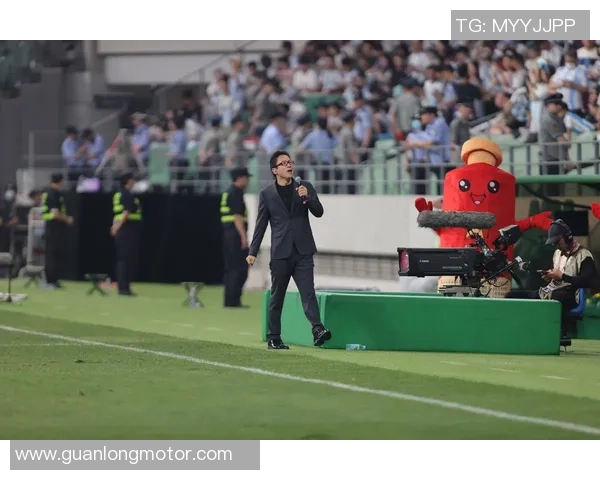 《在绿茵场上追寻爱与梦想:一位足球女星的勇敢之路》 《在绿茵场上追寻爱与梦想:一位足球女星的勇敢之路》